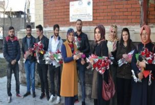 AK Parti Ardahan İl Kadın Kolları ve Gençlik Kolları,  “Kadınlar Gününü” çiçek ve gül dağıtarak kutladılar