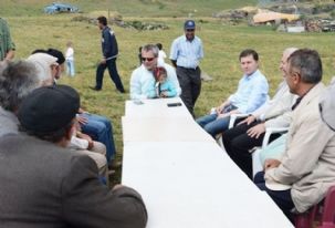 Ardahan Valisi Deniz, yaylaları gezerek vatandaşlarla sohbetlerde bulundu