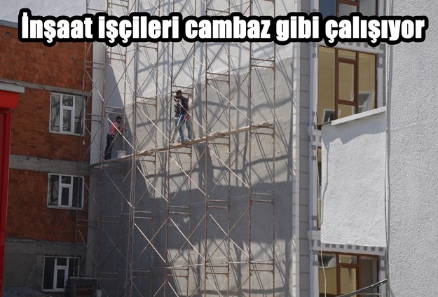 İnşaat işçileri  cambaz gibi çalışıyor
